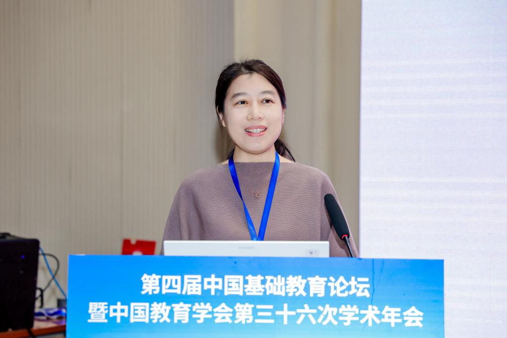 由四位专家引领