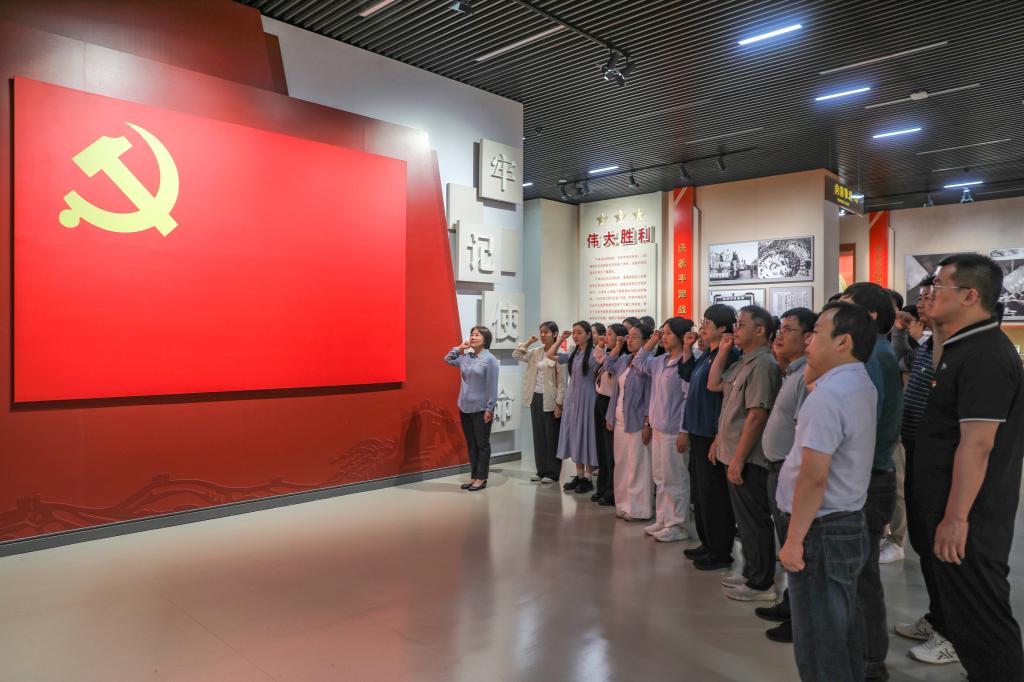 引导广大党员干部铭记革命历史